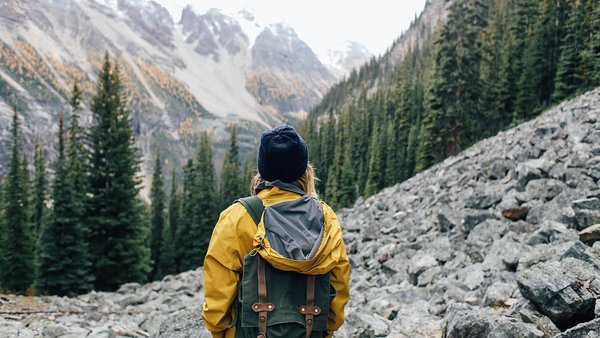 Vrouw geniet van het uitzicht tijdens trektocht - Backpacking 