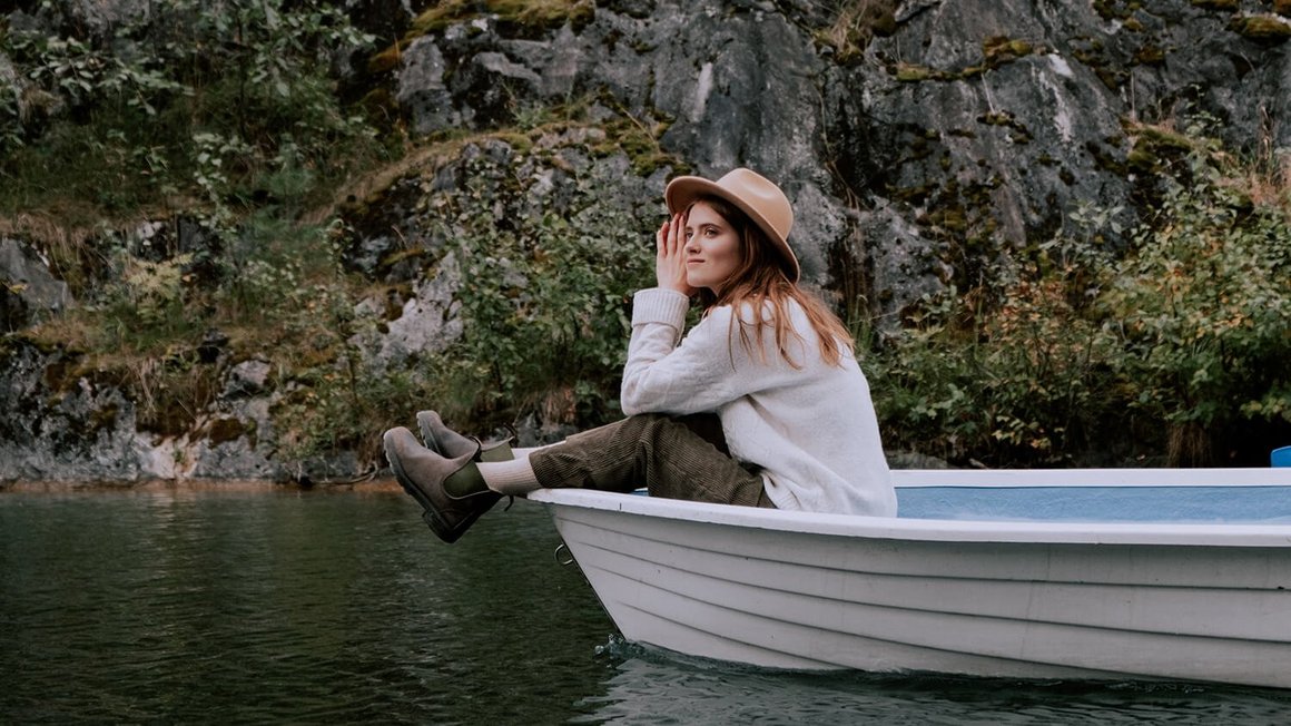 Vrouw in een boot – Reizen in het buitenland