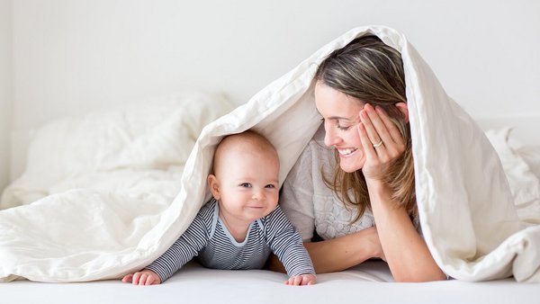 Mère avec bébé – congé parental Mère avec bébé – congé parental