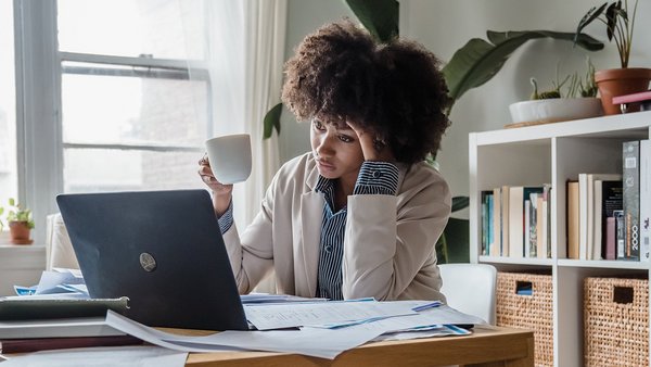 Une femme à son bureau est en état de stress – maladie mentale Une femme à son bureau est en état de stress – maladie mentale