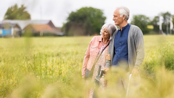 Gepensioneerden op een wandeling – Het wettelijk pensioen