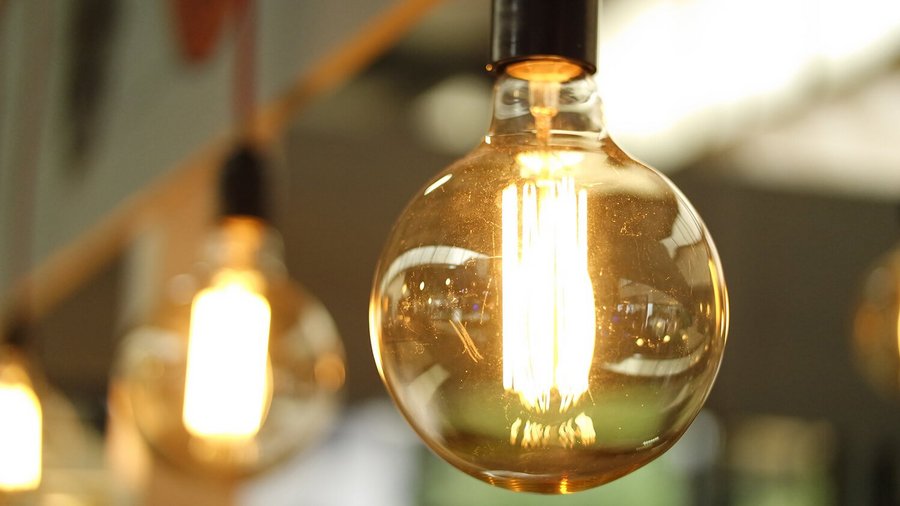 Une ampoule s’illumine et consomme de l’électricité – Consommation d‘énergie