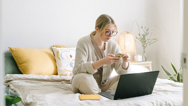 Vrouw op het bed - pensioenplan Vrouw op het bed - pensioenplan