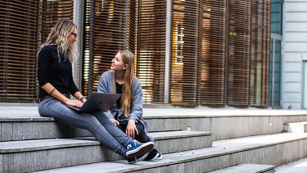 Studentes al lachend op een trap 