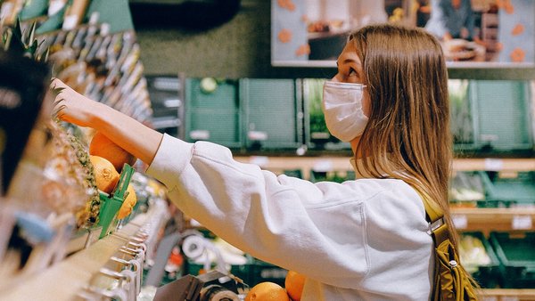 Vrouw in de supermarkt - inflatie Vrouw in de supermarkt - inflatie