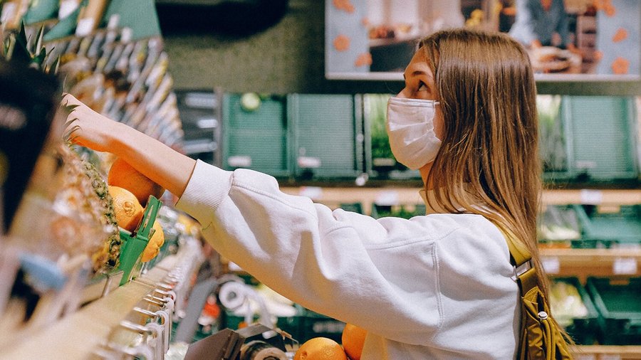 Vrouw in de supermarkt - inflatie