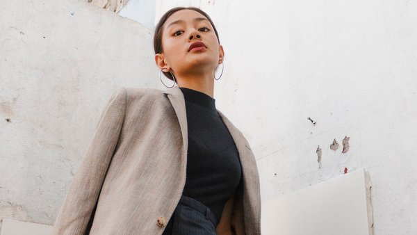 Femme forte regarde la caméra – négociant une augmentation salariale  Femme forte regarde la caméra – négociant une augmentation salariale