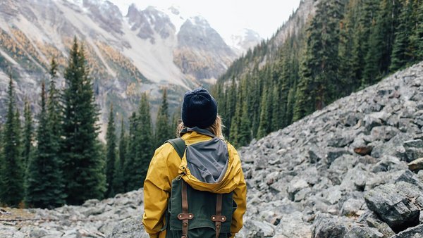 Une personne regarde au loin en randonnée - Backpacking