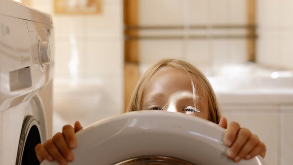 Meisje voor een wasmachine – energiekosten verminderen