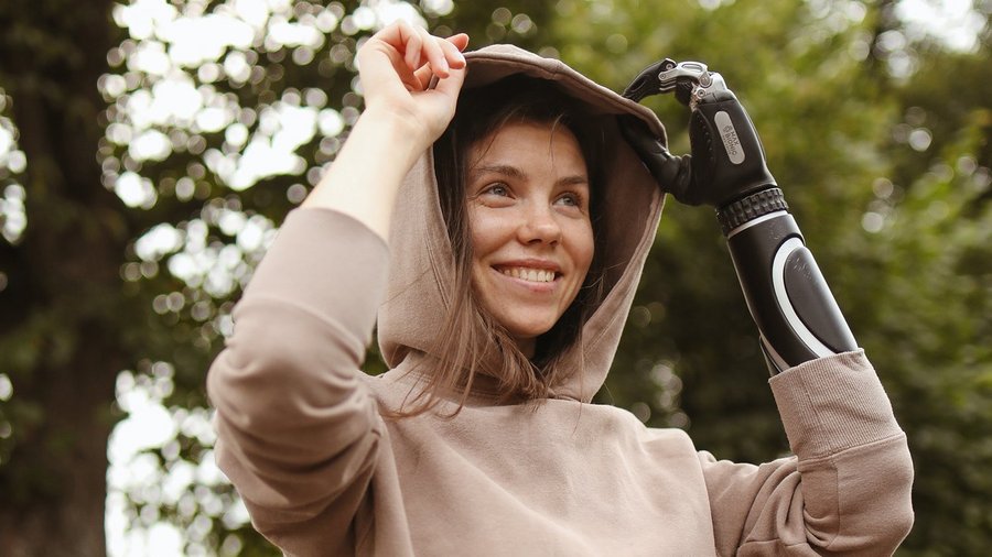 Femme avec une prothèse de bras - assurance accidents professionnels et invalidité