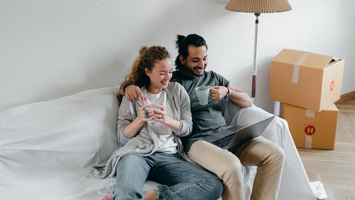 Un couple sur un sofa emménage ensemble