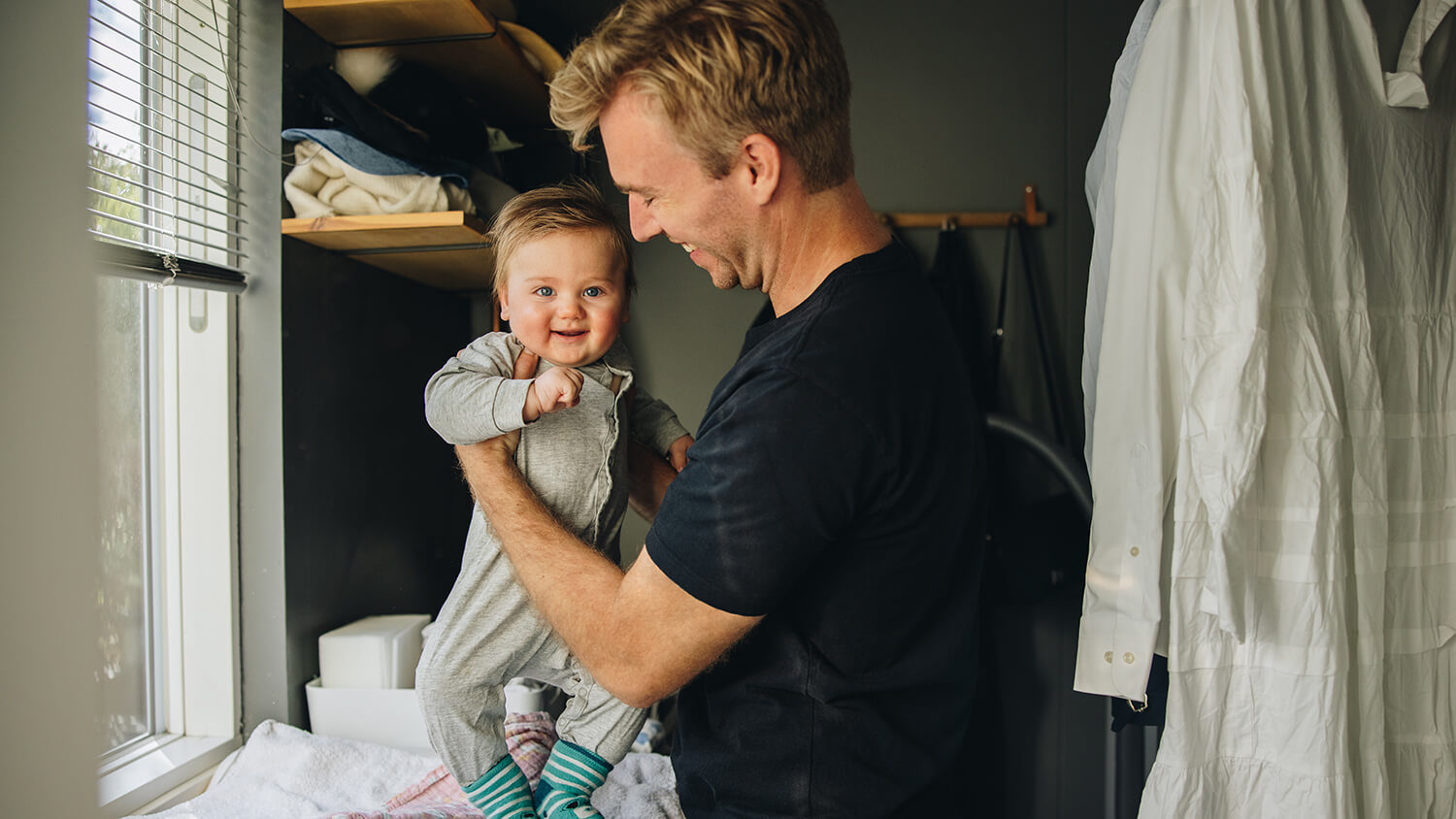 Père avec enfant – En congé parental Père avec enfant – En congé parental