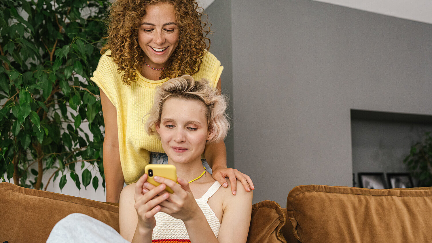 Een koppel denkt na over een gezamenlijke rekening Een koppel denkt na over een gezamenlijke rekening