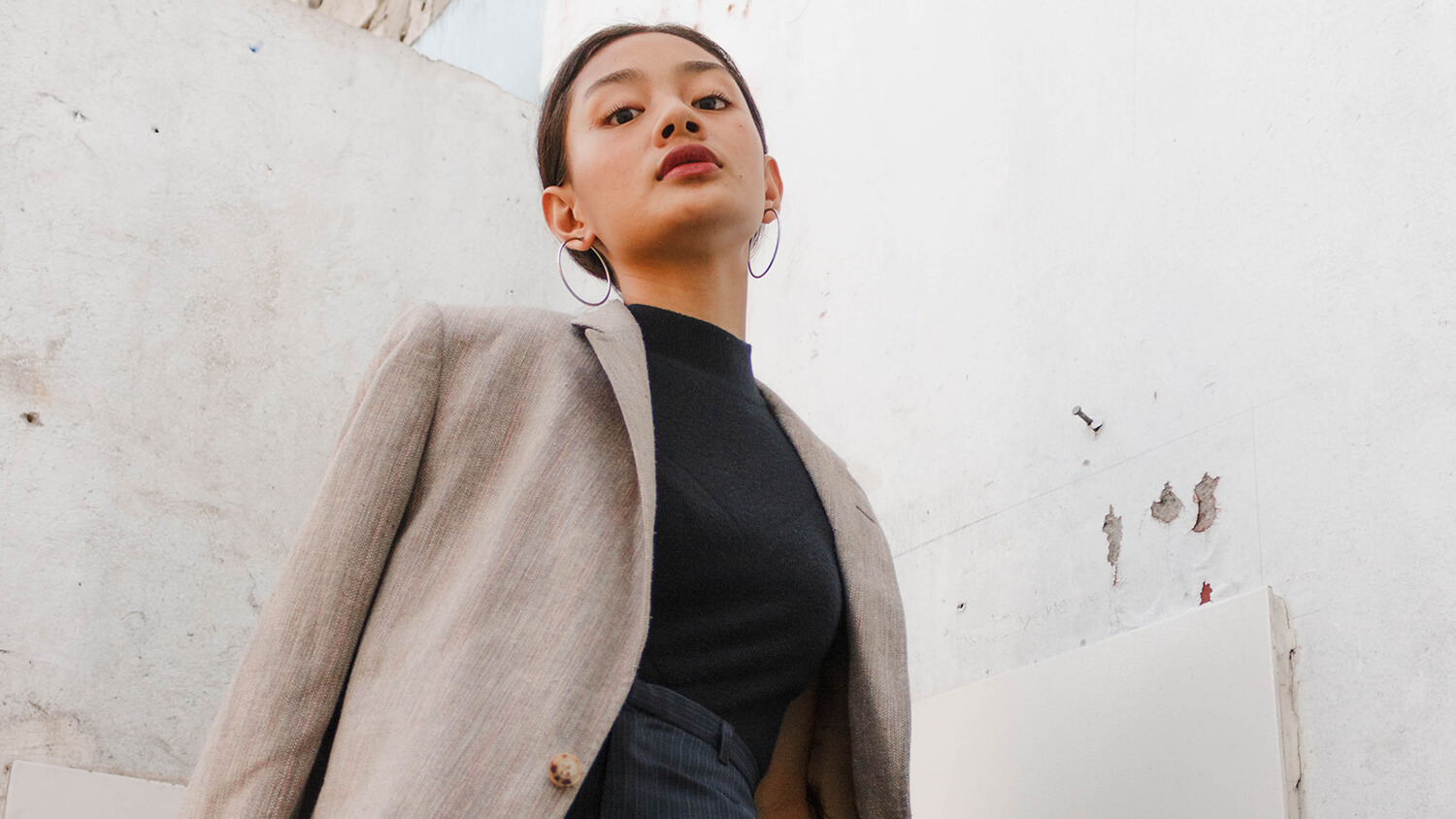 Sterke vrouw kijkt in de camera – onderhandelen over loonsverhoging Sterke vrouw kijkt in de camera – onderhandelen over loonsverhoging