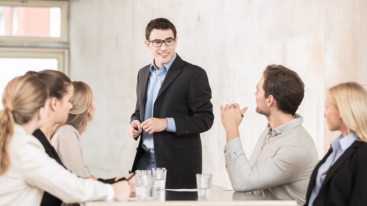 Een financieel adviseur van OVB geeft een lezing