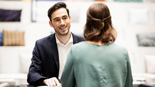 Financieel adviseur in gesprek met kandidaten