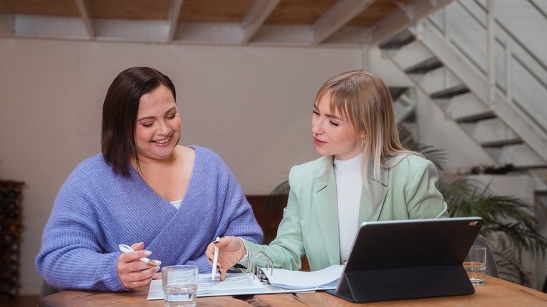 Tevreden koppel met financieel adviseur van OVB