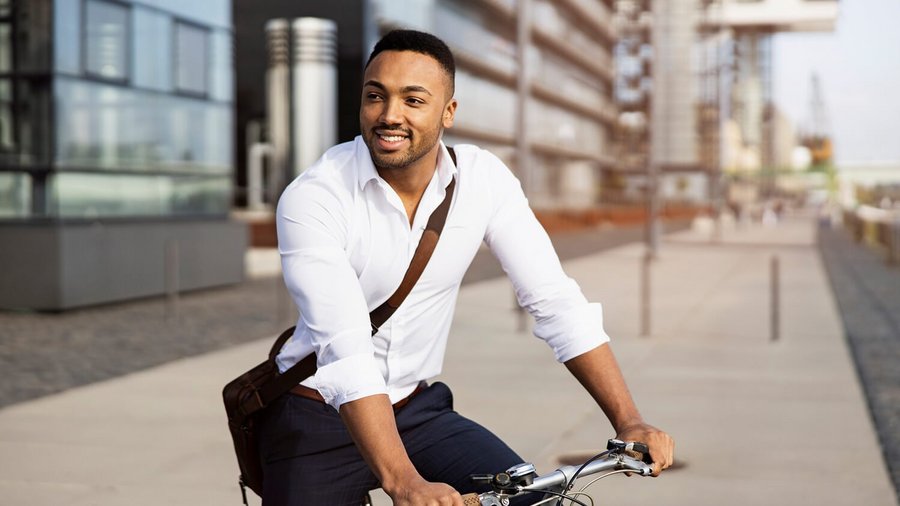 Un jeune candidat avec un vélo se présente pour devenir conseiller financier OVB