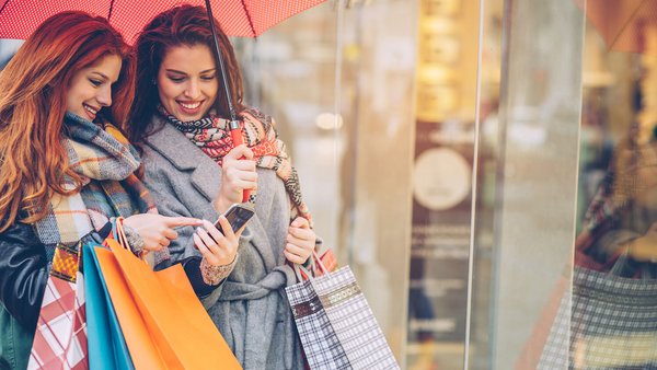 Twee jonge winkelende vrouwen – Verantwoord consumeren en duurzaamheid