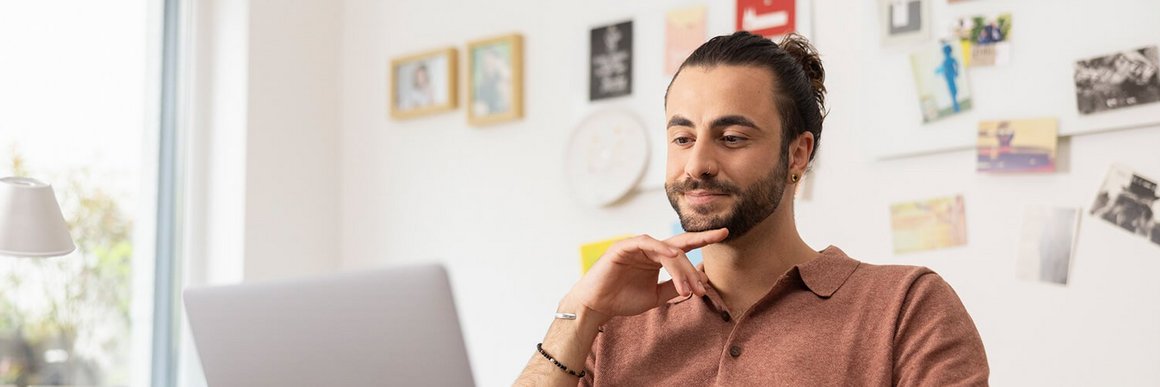 Man zoekt informatie op laptop op