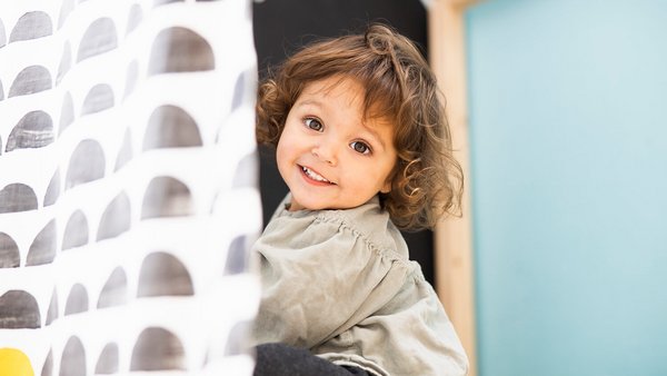 Lachendes Kleinkind – Sinnvoll sparen für Kinder mit einem Kindersparplan