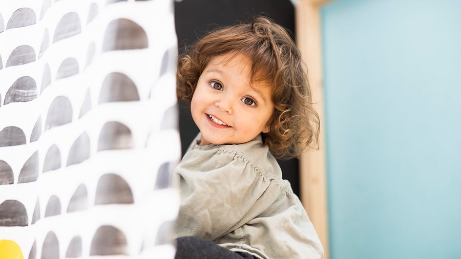 Un jeune enfant rigole – économiser pour les enfants avec un plan d’épargne enfant