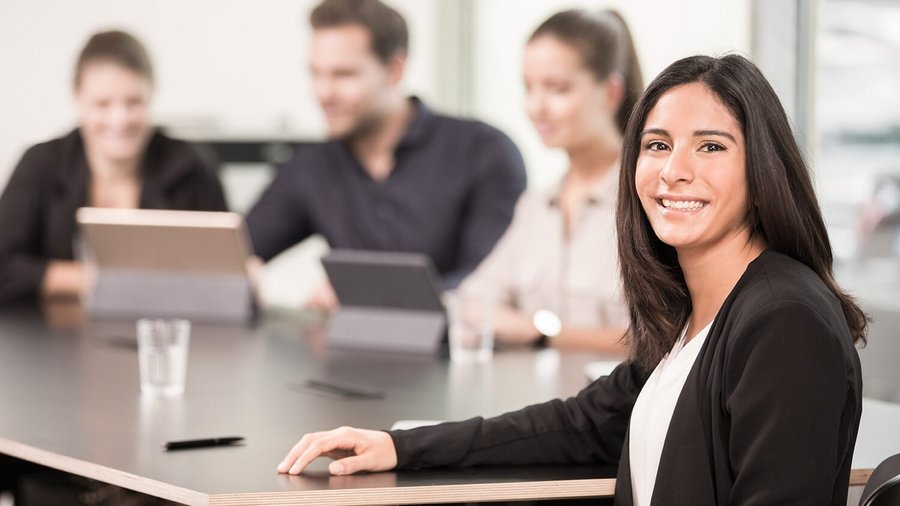 Financieel adviseur met zijn team in de OVB-vergaderzaal