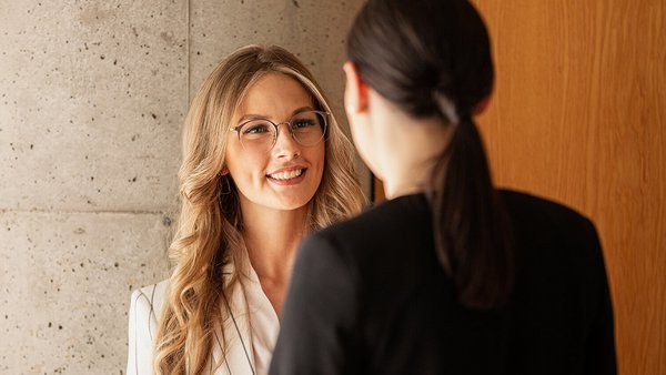 Un candidat avec des lunettes parle à un conseiller financier OVB