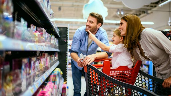 Samen met de familie boodschappen doen bij de supermarkt Samen met de familie boodschappen doen bij de supermarkt