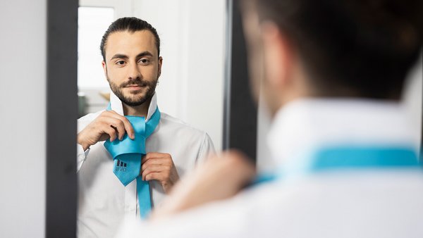 Candidat noue une cravate OVB