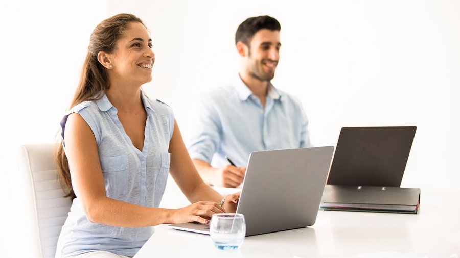 Financiële adviseurs van OVB in opleiding met hun laptops