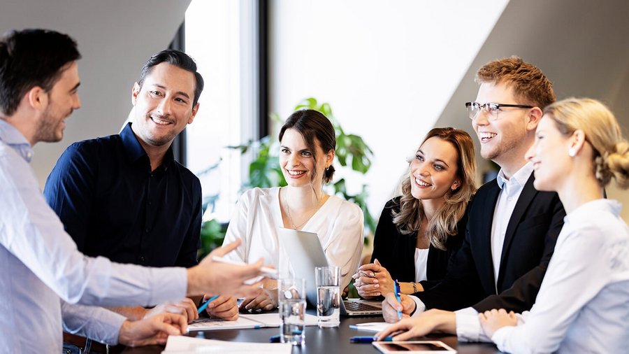 Financieel adviseur in gesprek aan de OVB-vergadertafel