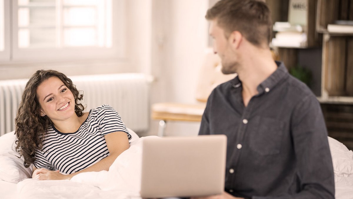 Jeune couple avec livre des comptes Jeune couple avec livre des comptes