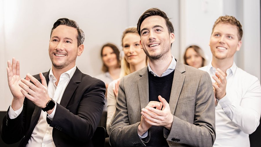 Financiële adviseurs applaudisseren na een lezing