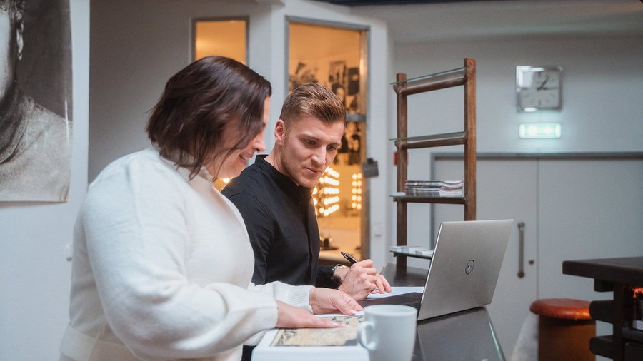 Jong koppel aan tafel met een financieel adviseur van OVB