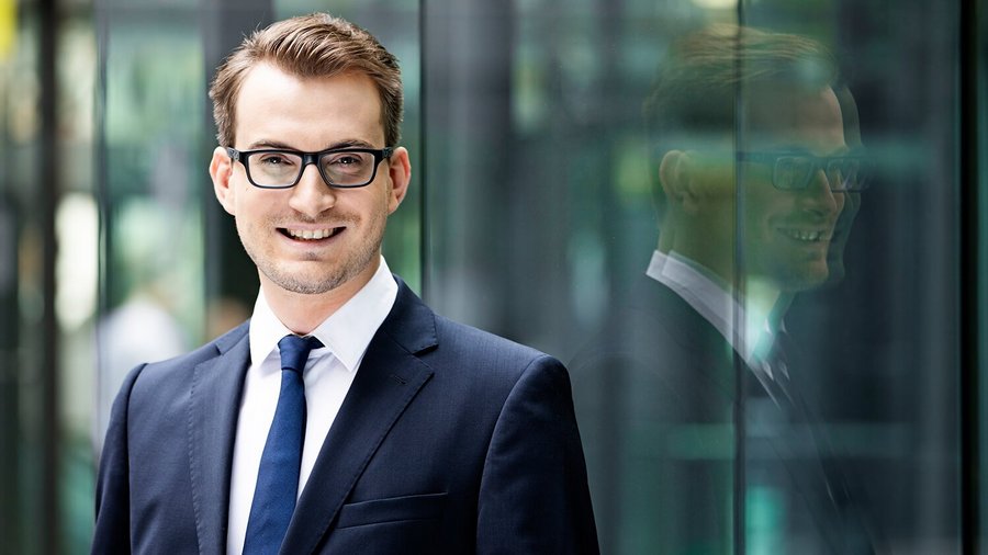 Glimlachende kandidaat met bril voor de job van financieel adviseur bij OVB