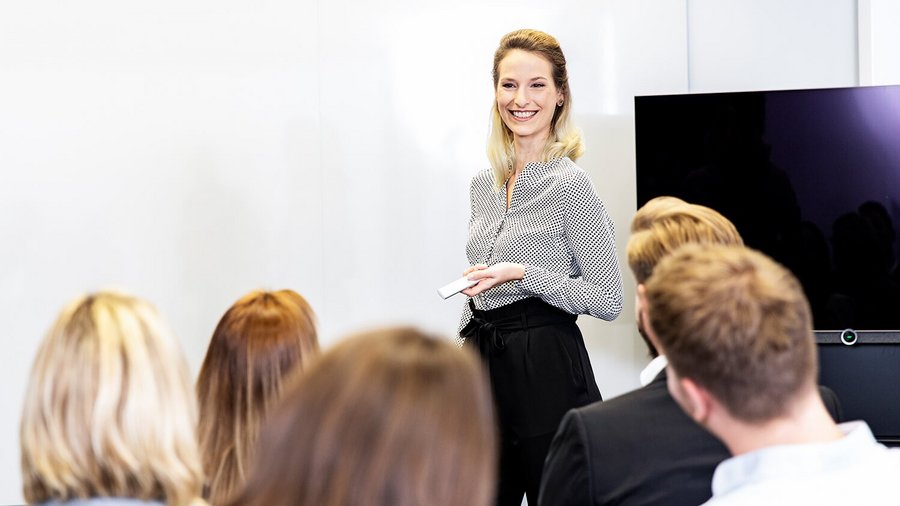 Een financieel adviseur van OVB geeft een presentatie voor een groep financiële adviseurs