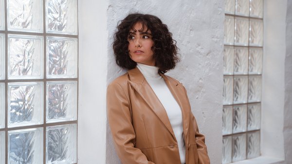 Jonge vrouw past kleren