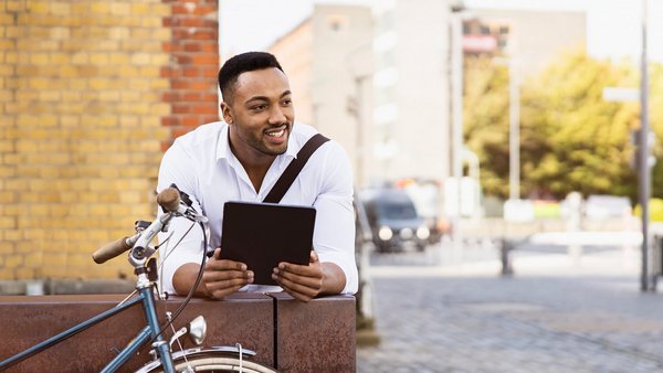 Un jeune candidat avec une tablette devient conseiller financier OVB