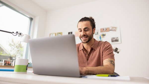Man werkt thuis met zijn laptop - Thuiskantoor bij OVB Man werkt thuis met zijn laptop - Thuiskantoor bij OVB