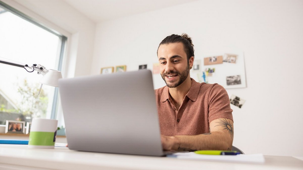 Travailler depuis chez soi, un homme sur son ordinateur portable – Home office avec OVB