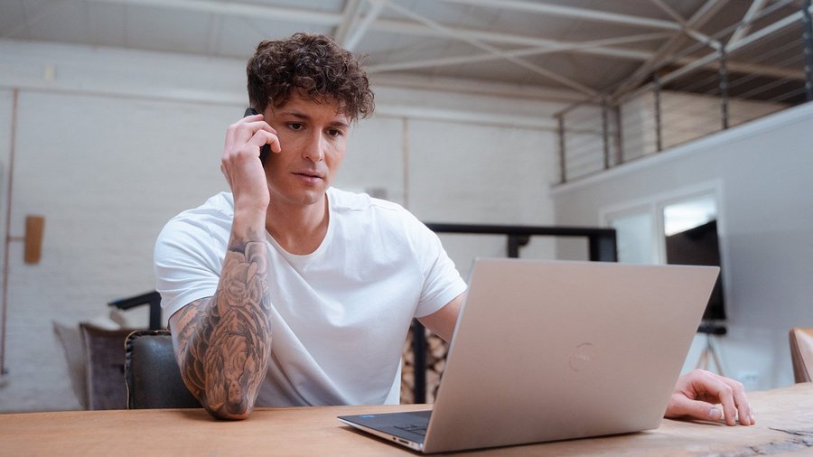Tevreden financieel adviseur van OVB aan zijn bureau