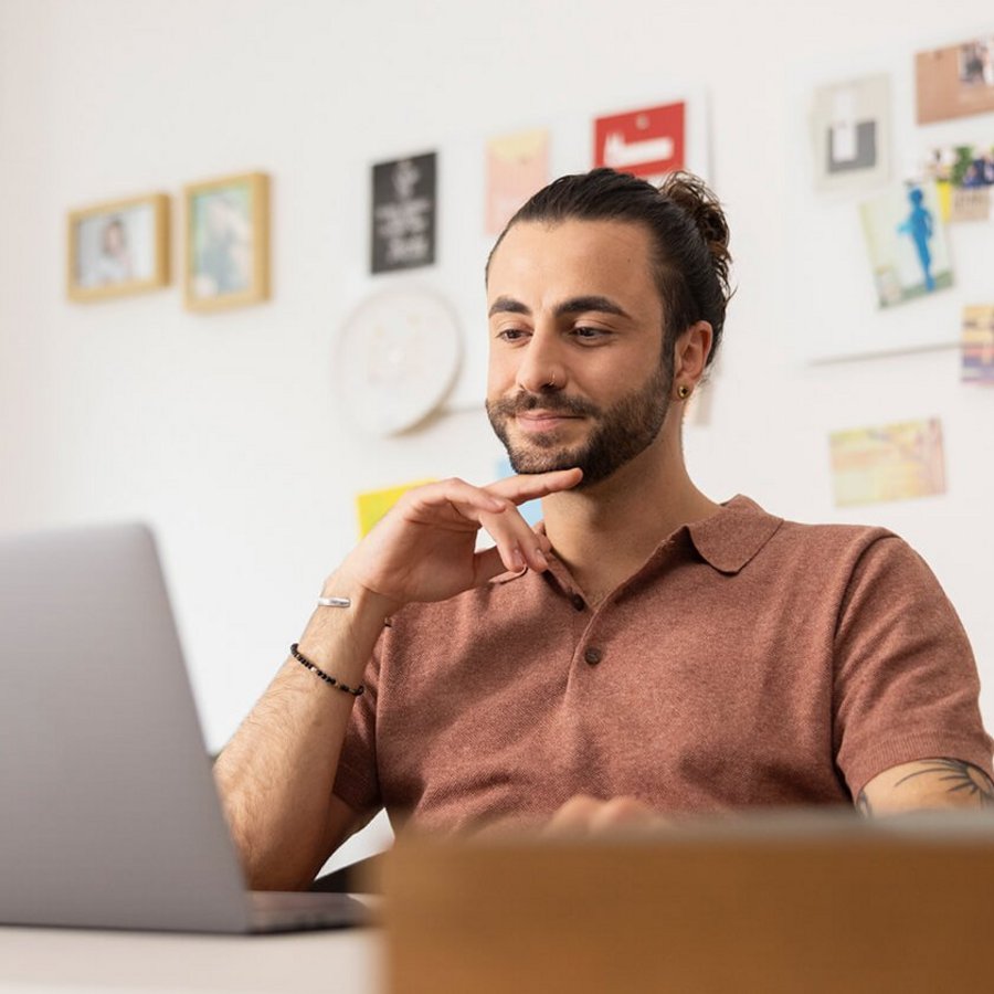 Un homme pense à envoyer sa candidature chez OVB