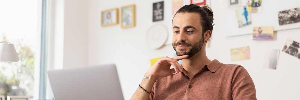 Un homme regarde son ordinateur portable pour chercher des informations