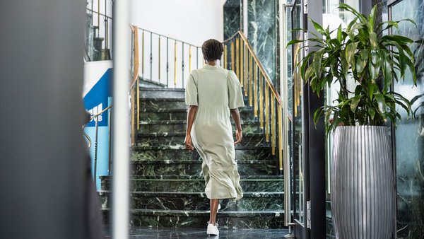 Une femme monte des escaliers – Commencer sa carrière