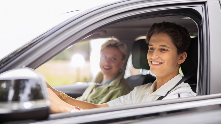 Jong stel rijdt in auto