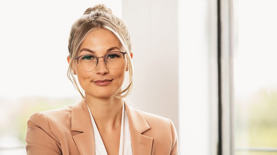 Un jeune candidat avec des lunettes devient conseiller financier OVB