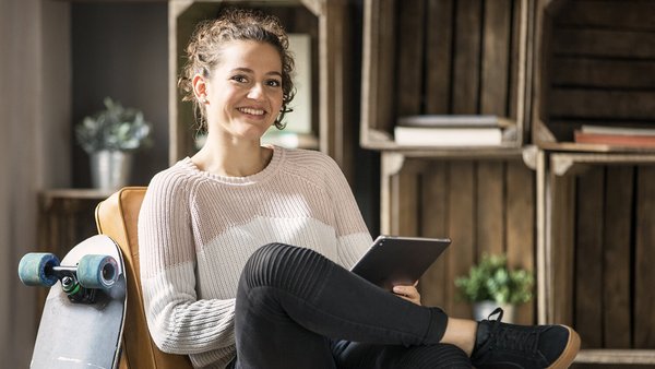 Jonge vrouw met een huishoudboekje op een tablet