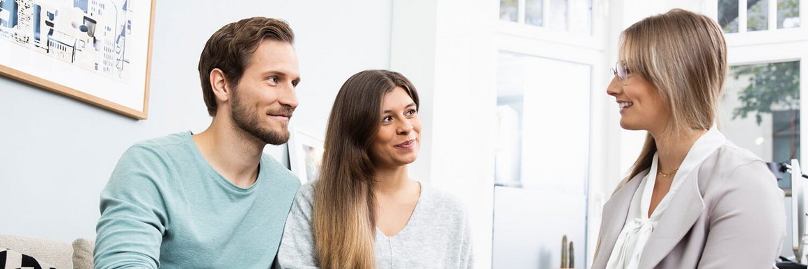 Een financieel adviseur van OVB in gesprek met klanten