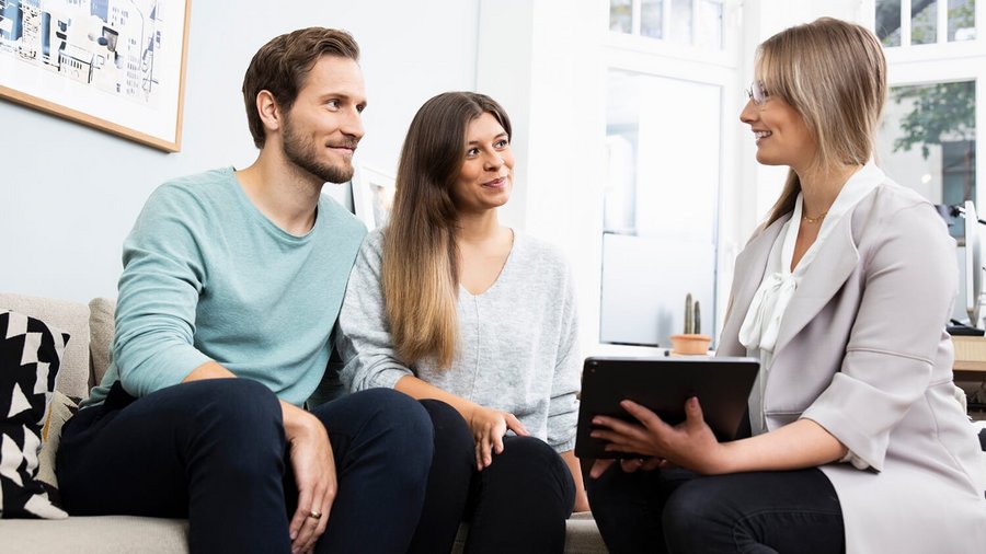 Een financieel adviseur van OVB in gesprek met klanten